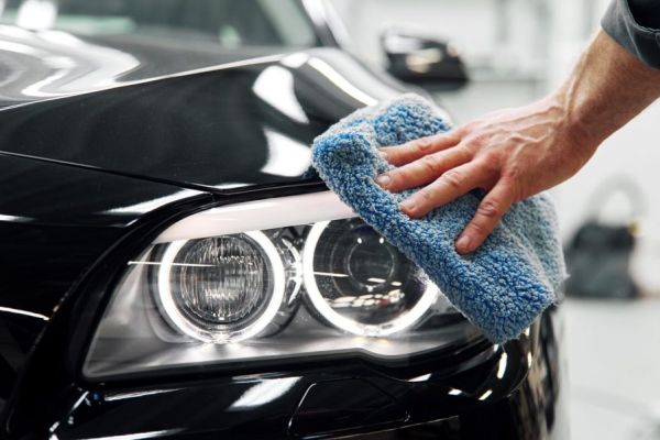 car-detailing-man-holds-microfiber-hand-polishes-car-1-995x602-177E56F1C-13D1-E5E3-F7E5-B18984D5CED1.jpg